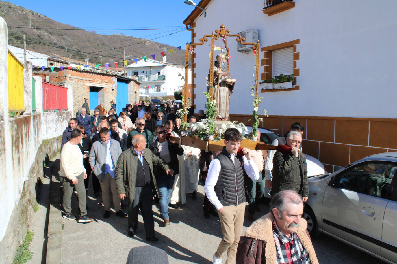 El sol vuelve para lucir por San Antón en el día grande de Valdelamatanza