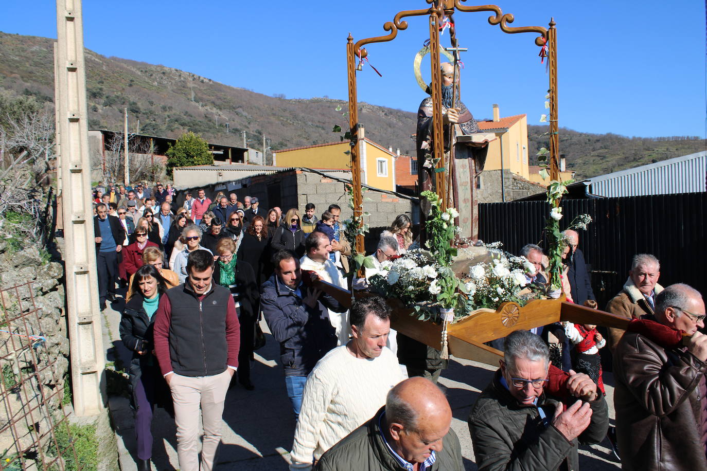 El sol vuelve para lucir por San Antón en el día grande de Valdelamatanza