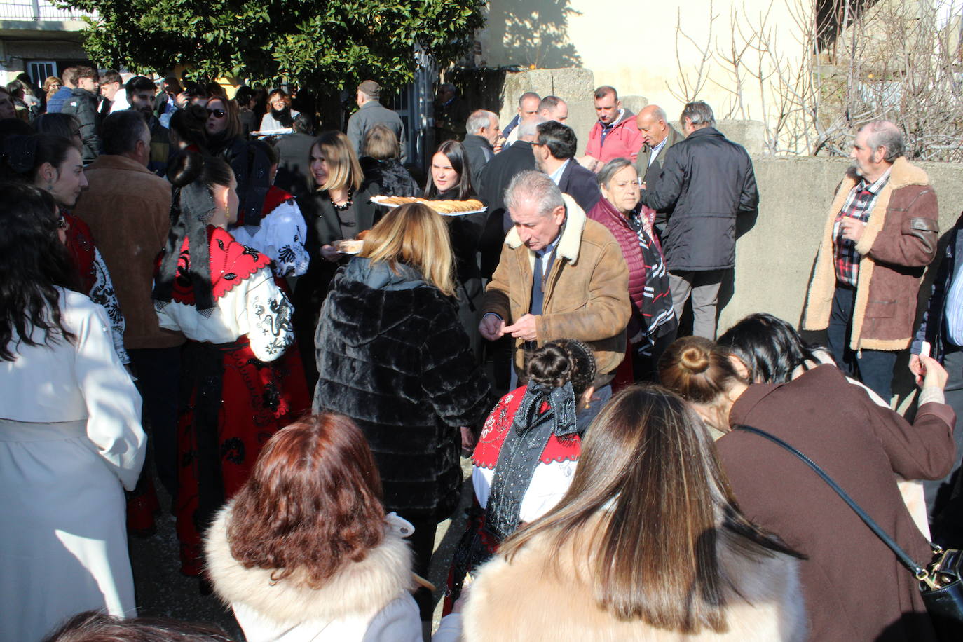 El sol vuelve para lucir por San Antón en el día grande de Valdelamatanza