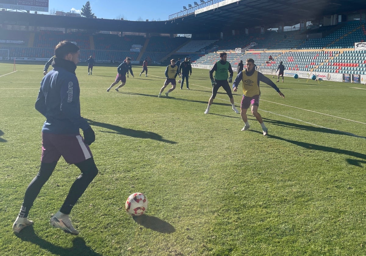 Alberto Villapalos (con peto amarillo), en el entrenamiento de este viernes en el Helmántico.