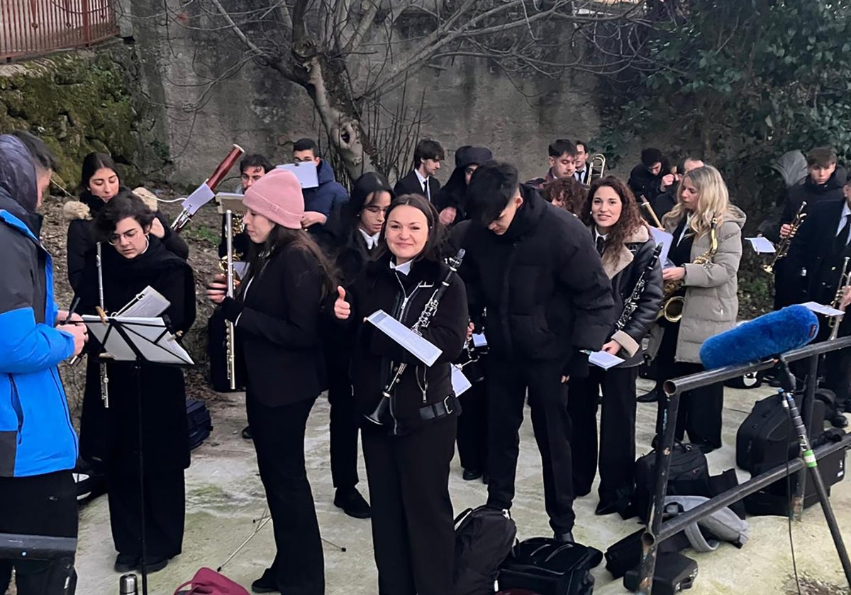 Imagen de los músicos de la banda municipal de música de Béjar en la grabación de la serie en Hervás.