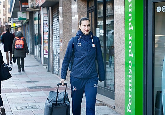 Antonia Delaere, llegando al autobús el lunes para comenzar el viaje a Turquía.