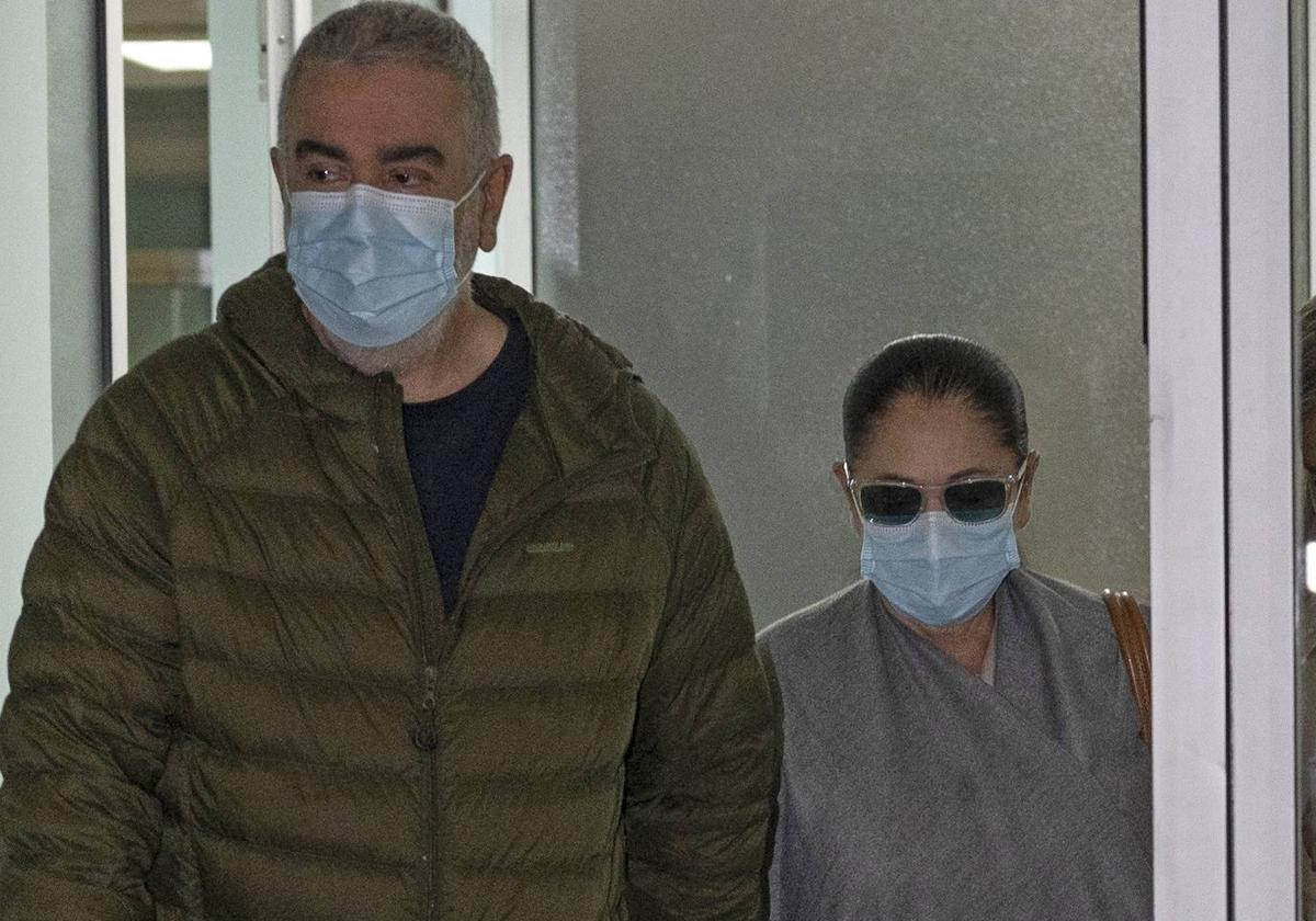 Isabel Pantoja y su hermano Agustín salen del hospital Materno Infantil de Gran Canaria.