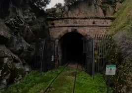 Carlo Cuñado muestra uno de los túneles que se enmarcan dentro de esta ruta.