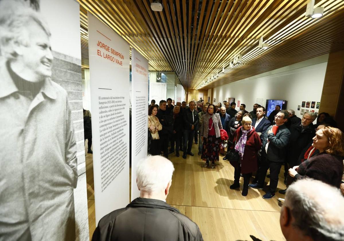 El Centro de la Memoria Histórica acoge hasta el 23 de febrero la exposición dedicada al político y escritor con motivo del centenario de su nacimiento.