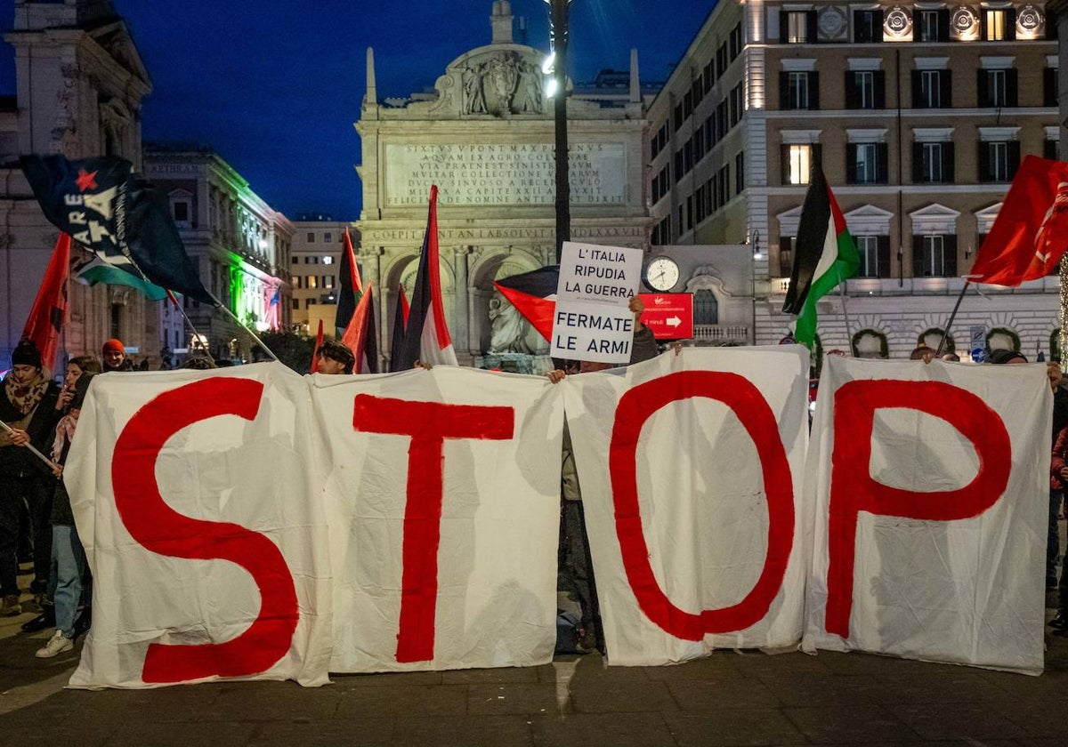 Estudiantes universitarios y activistas se reúnen cerca del Ministerio de Defensa en apoyo a Palestina.