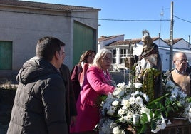 La alcaldesa de Calzada de Don Diego recoge la mano de la talla de San Antón.