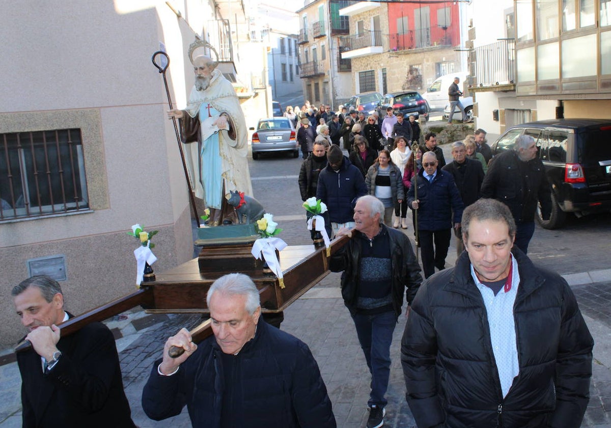 San Antón celebra su día de fiesta en Puerto de Béjar