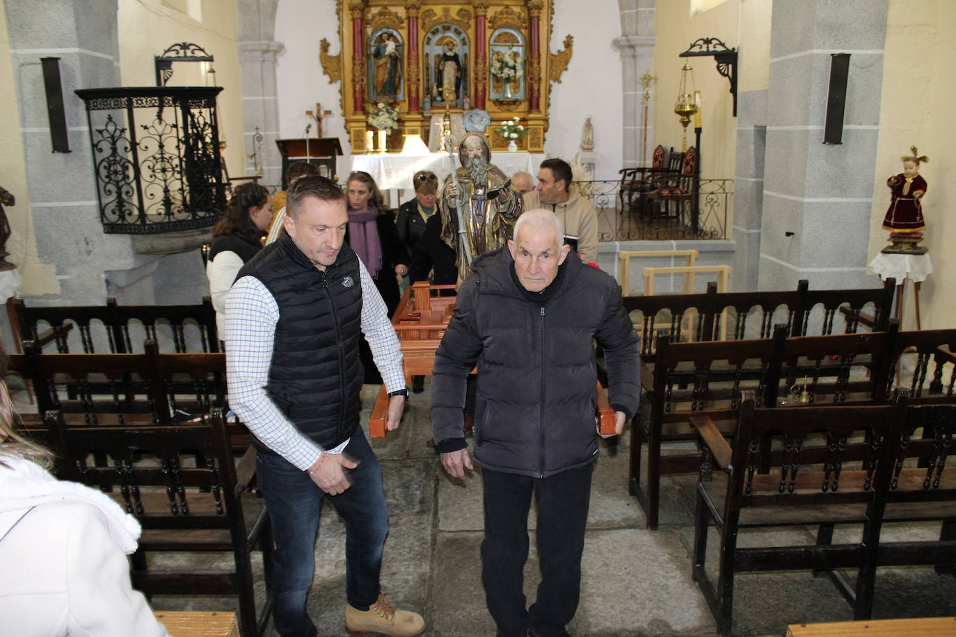 El sol anima la celebración del día de San Antón en Peromingo