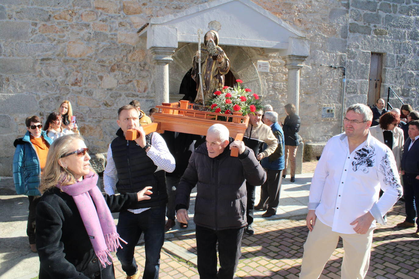 El sol anima la celebración del día de San Antón en Peromingo