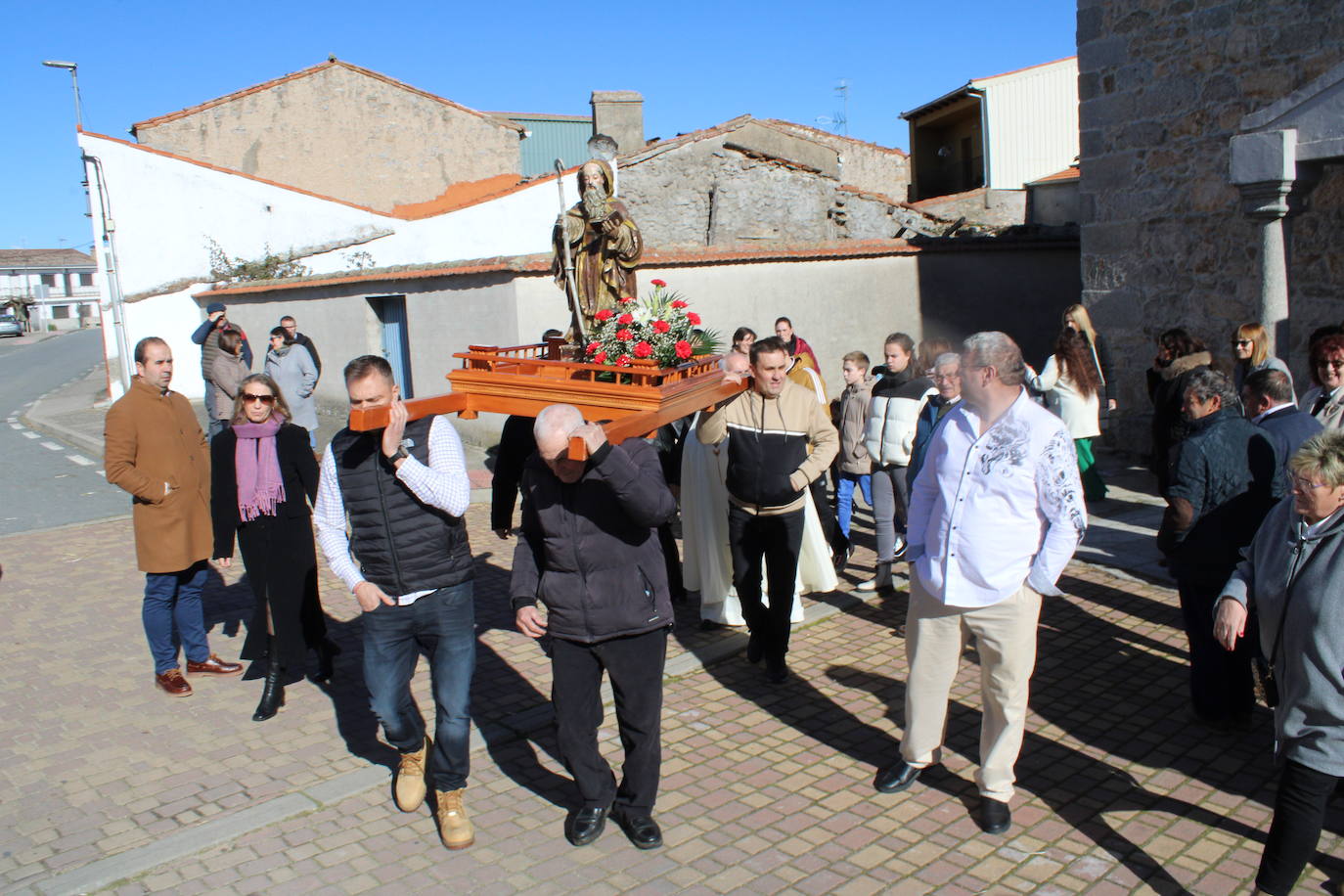 El sol anima la celebración del día de San Antón en Peromingo