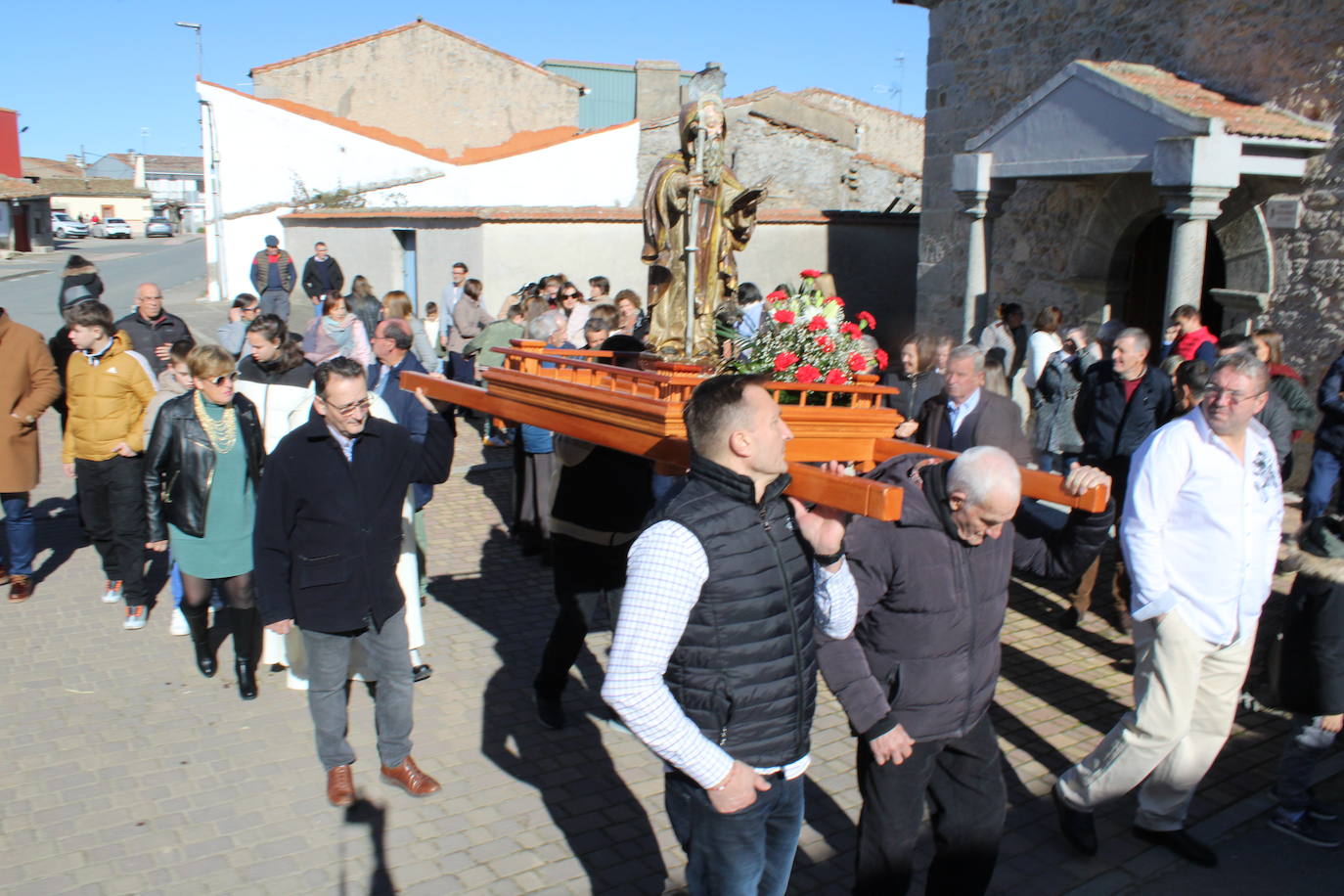 El sol anima la celebración del día de San Antón en Peromingo