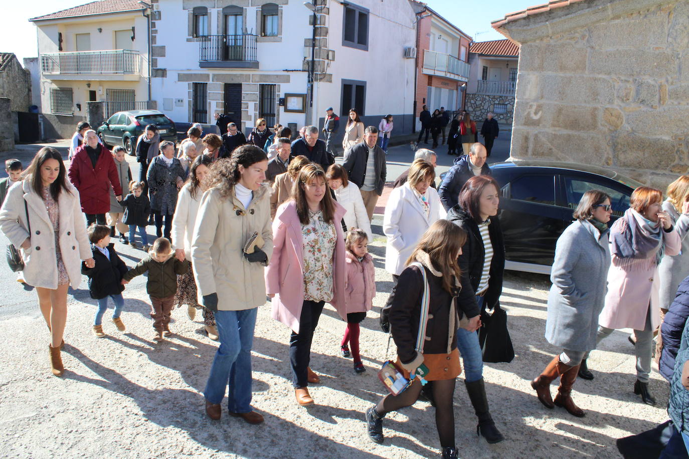 El sol anima la celebración del día de San Antón en Peromingo