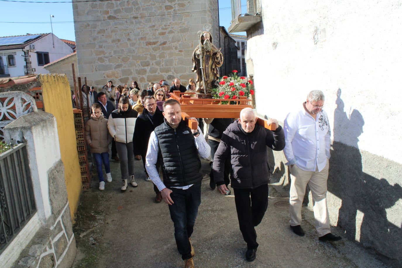 El sol anima la celebración del día de San Antón en Peromingo