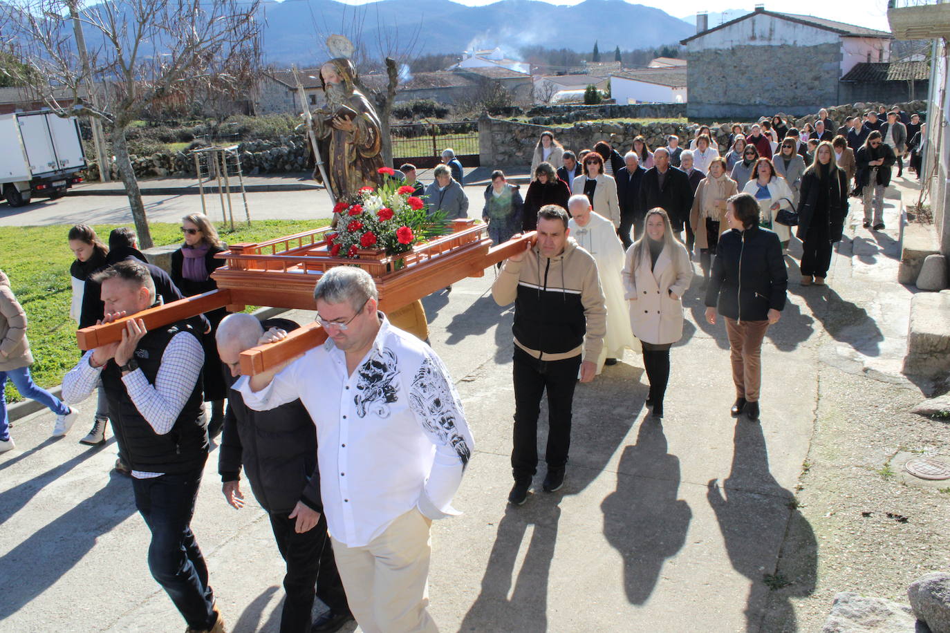 El sol anima la celebración del día de San Antón en Peromingo