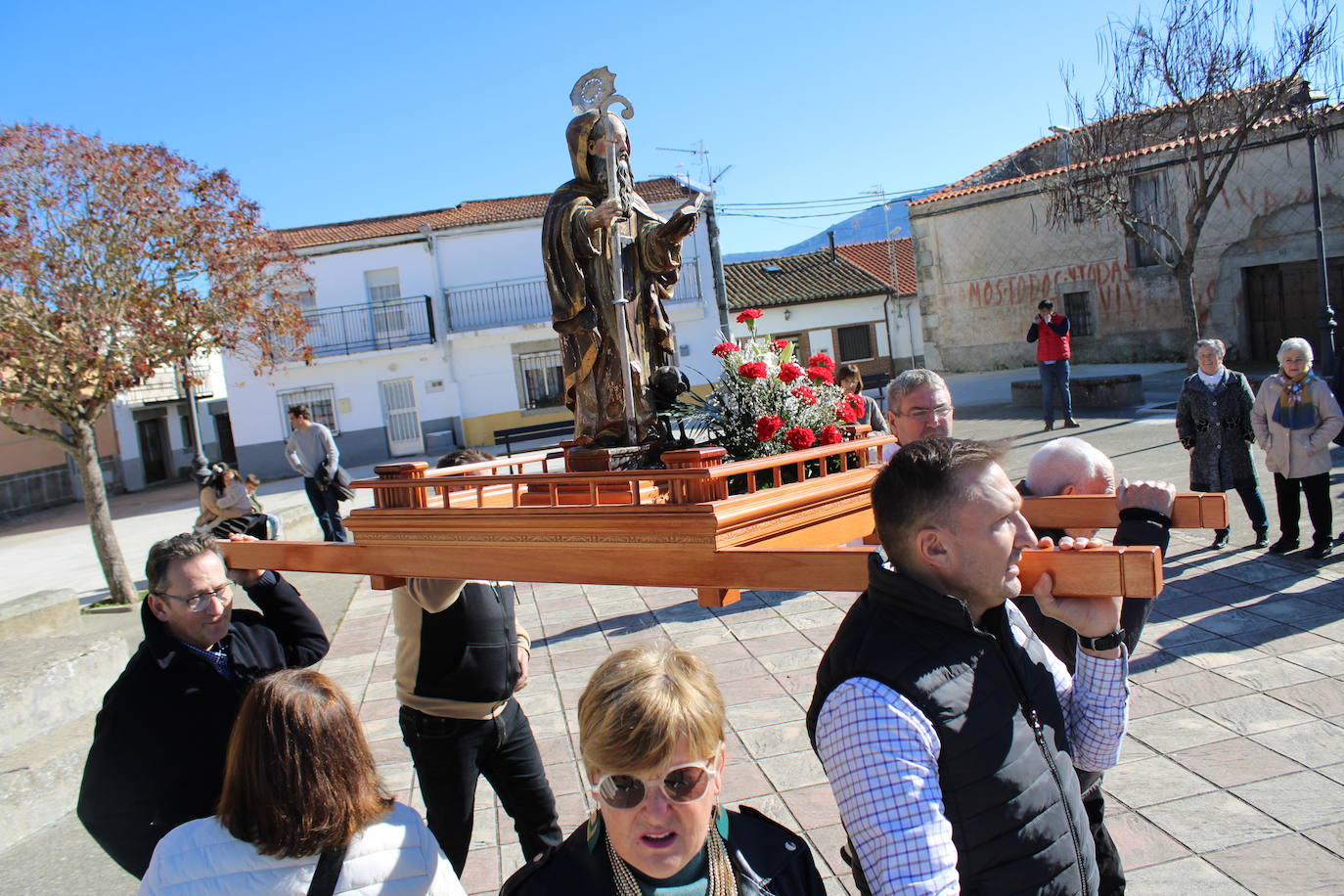 El sol anima la celebración del día de San Antón en Peromingo