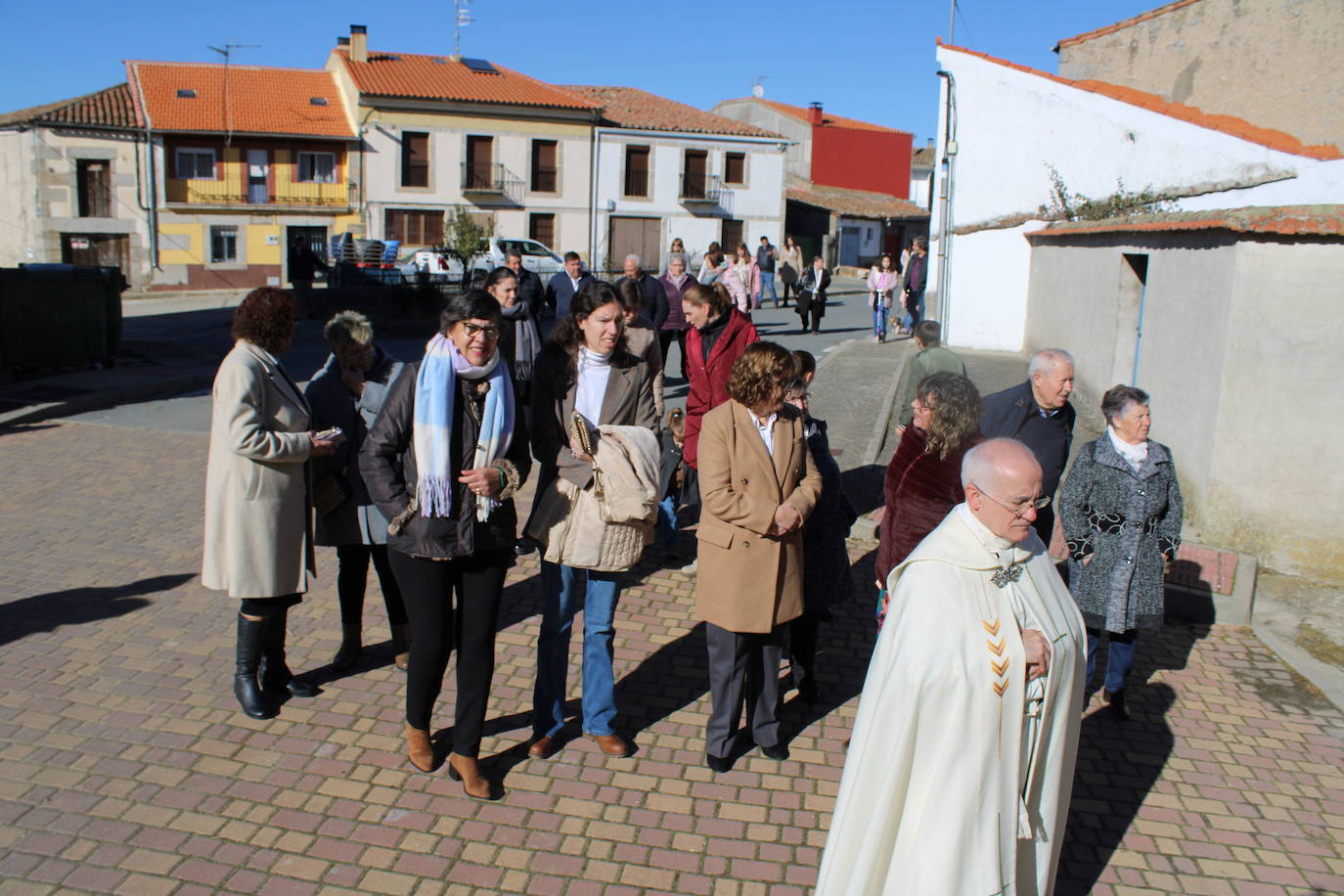 El sol anima la celebración del día de San Antón en Peromingo