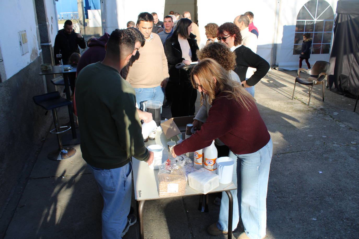 El sol anima la celebración del día de San Antón en Peromingo