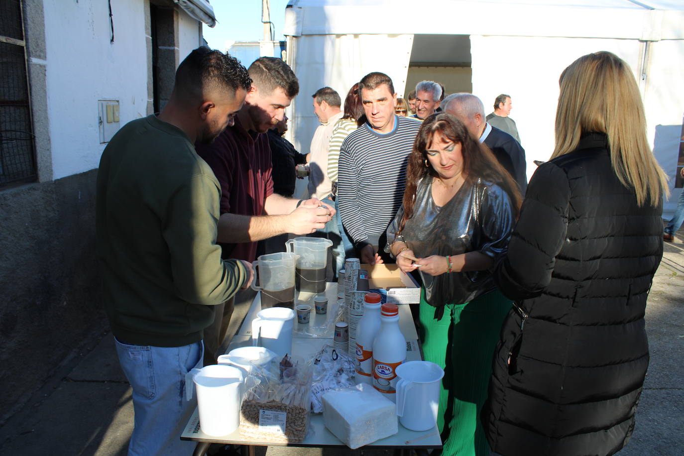 El sol anima la celebración del día de San Antón en Peromingo