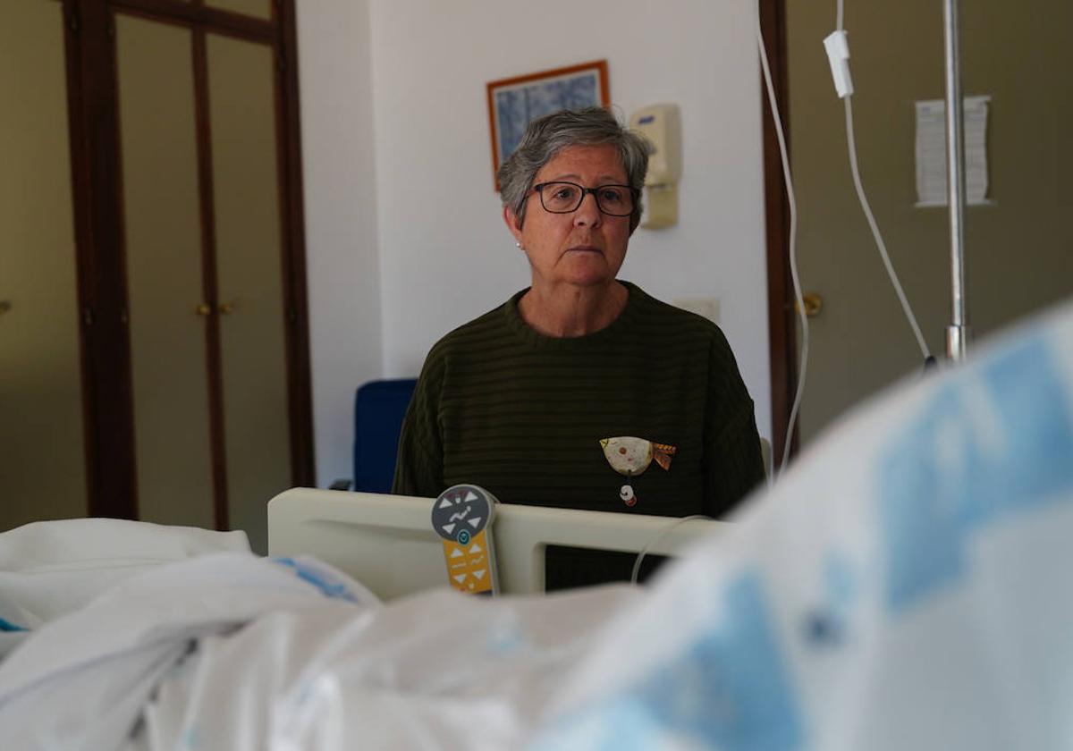 Marcelina López, junto a una cama de la Unidad de Paliativos en el Hospital de Los Montalvos.