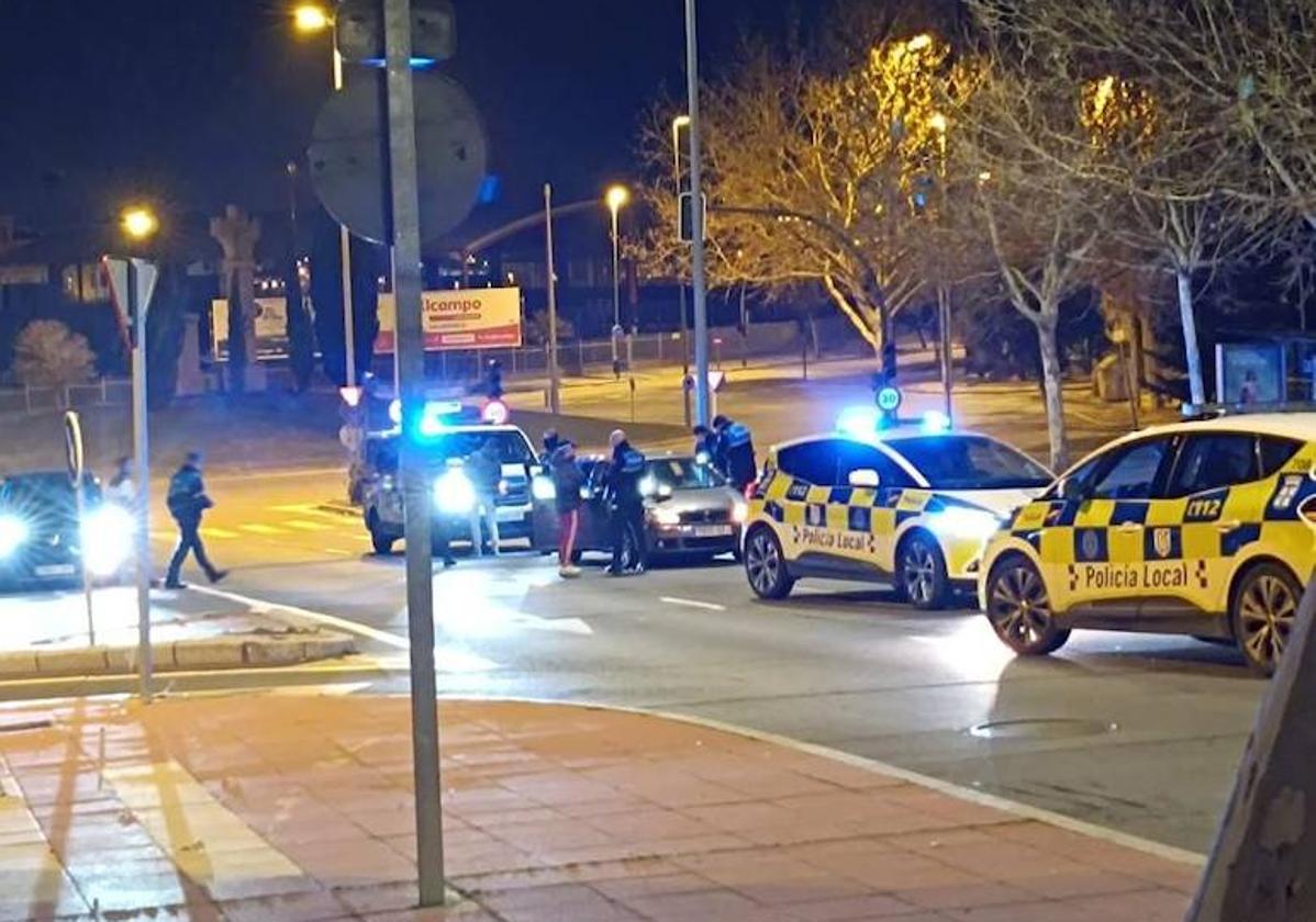 Policía Local actuando en Salamanca la noche de este viernes.