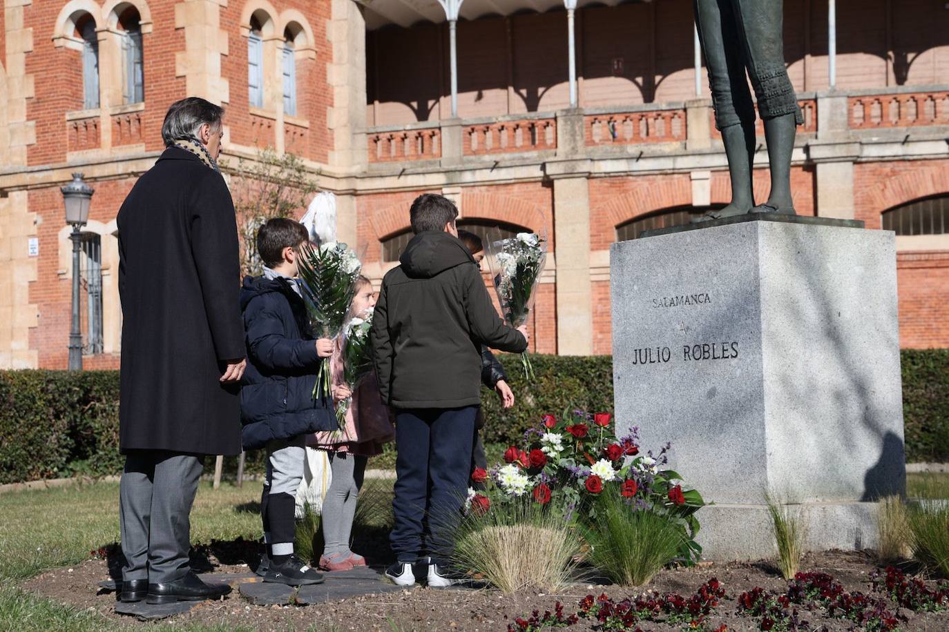 El espíritu de Robles sigue vivo en Salamanca: esta ha sido la ofrenda floral en su recuerdo