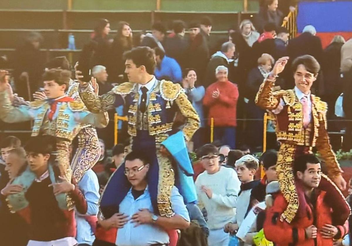 Diego Mateos saludando de frente y a hombros en el centro de la imagen.