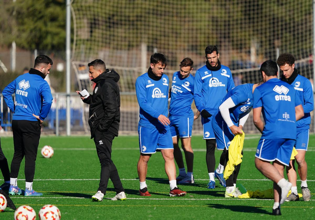 Dani Llácer prepara un ejercicio en un entrenamiento de esta semana en el Reina Sofía.