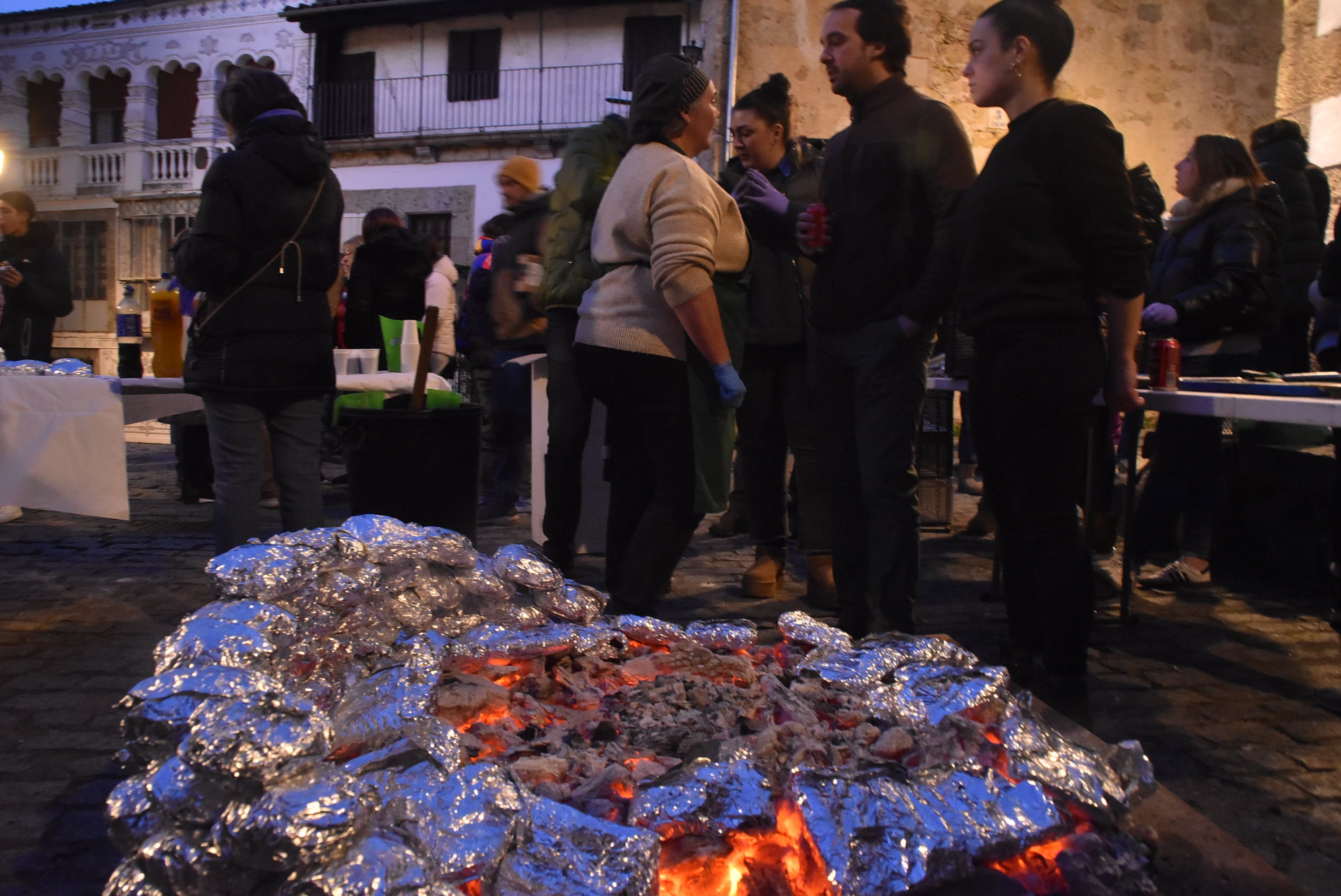 Reparto de manteladas en Candelario para revivir la tradición del día del chorizo