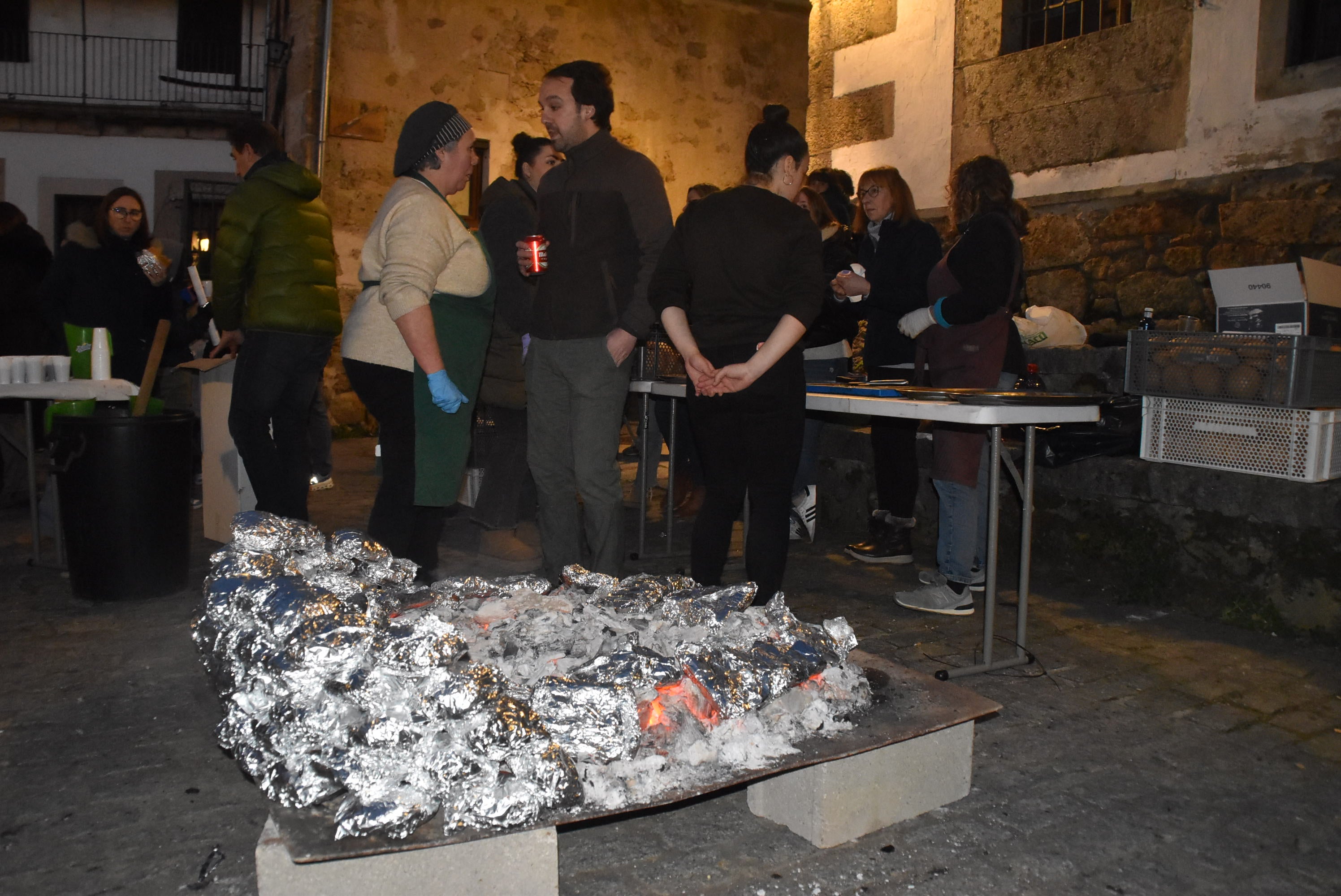 Reparto de manteladas en Candelario para revivir la tradición del día del chorizo