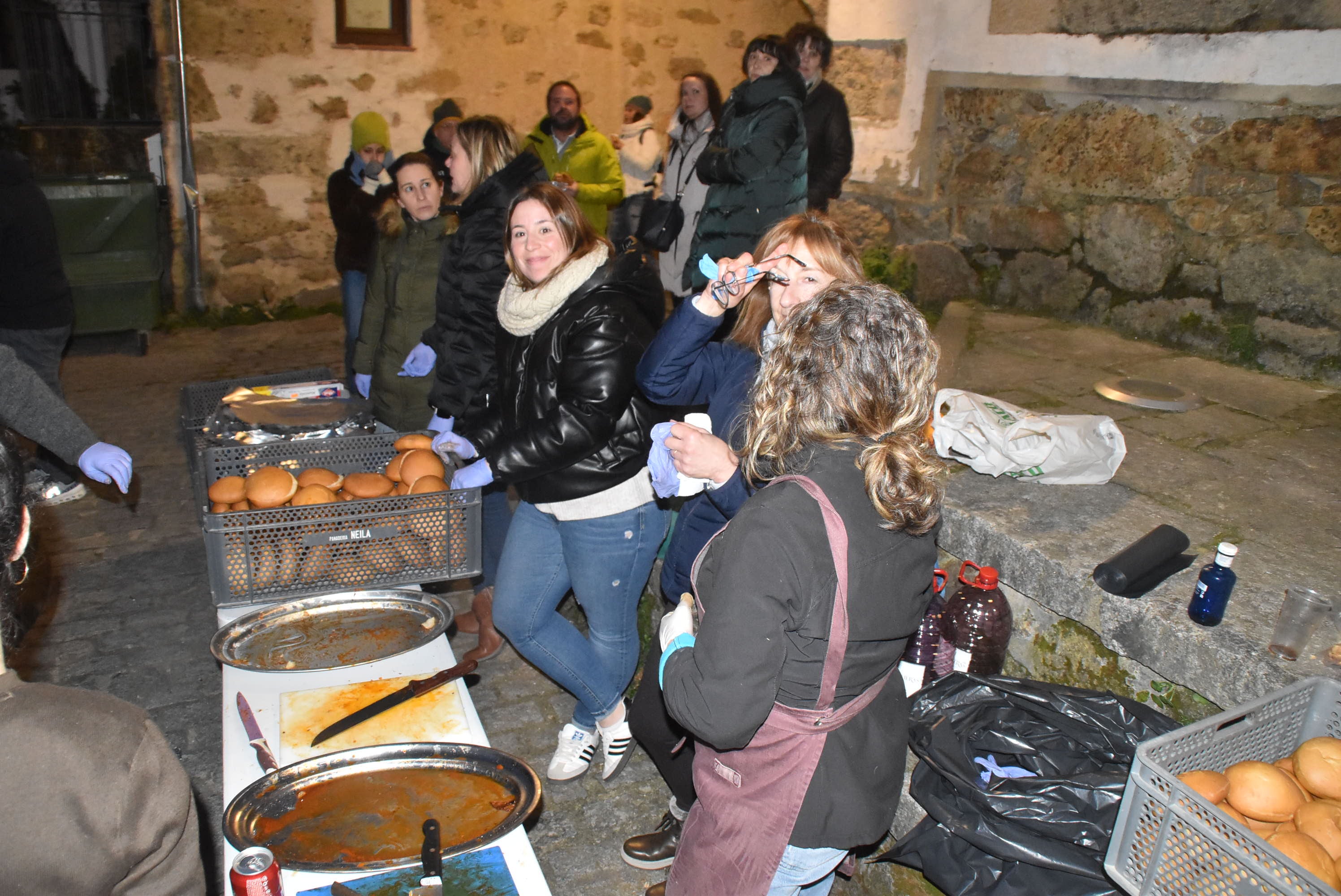 Reparto de manteladas en Candelario para revivir la tradición del día del chorizo