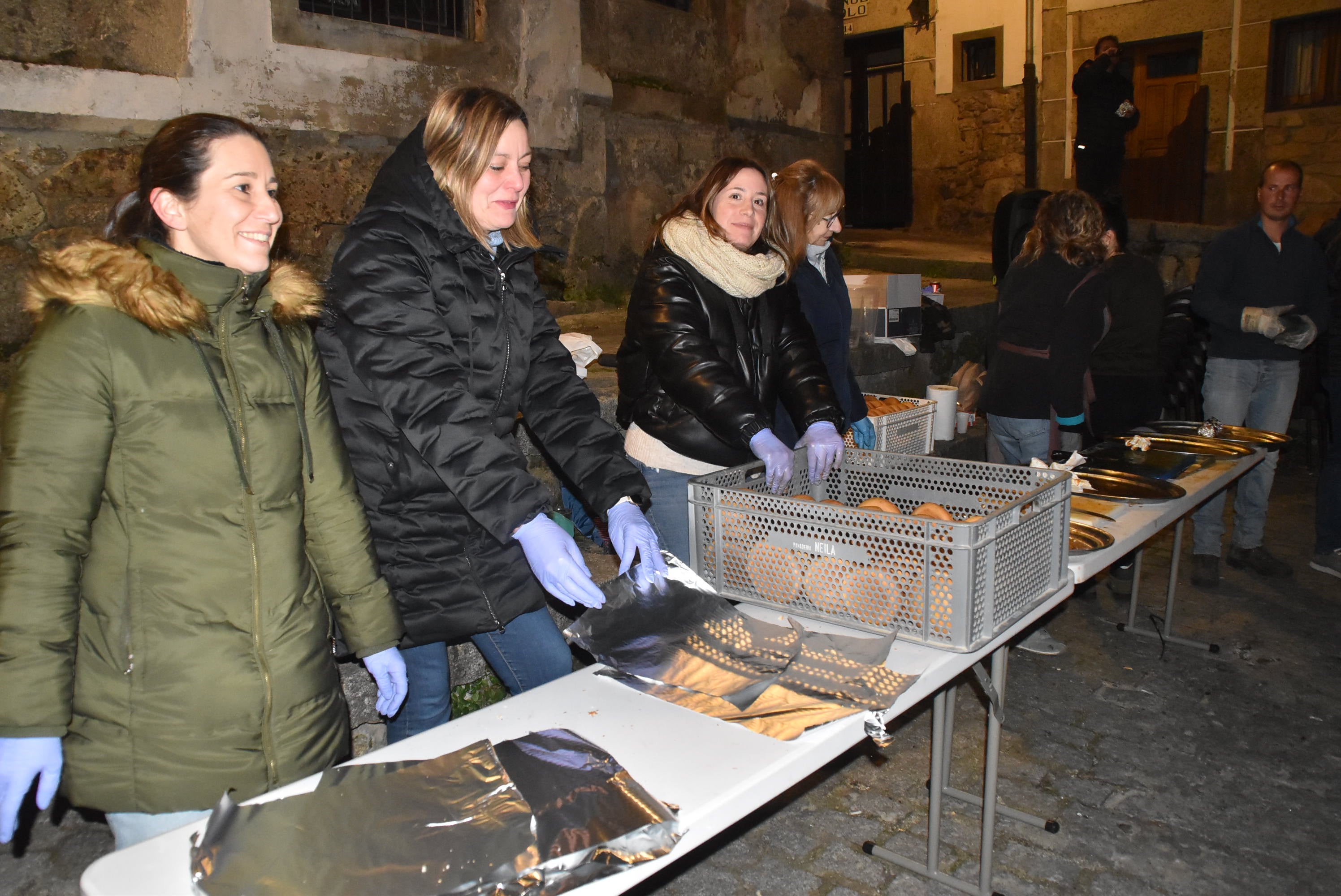 Reparto de manteladas en Candelario para revivir la tradición del día del chorizo