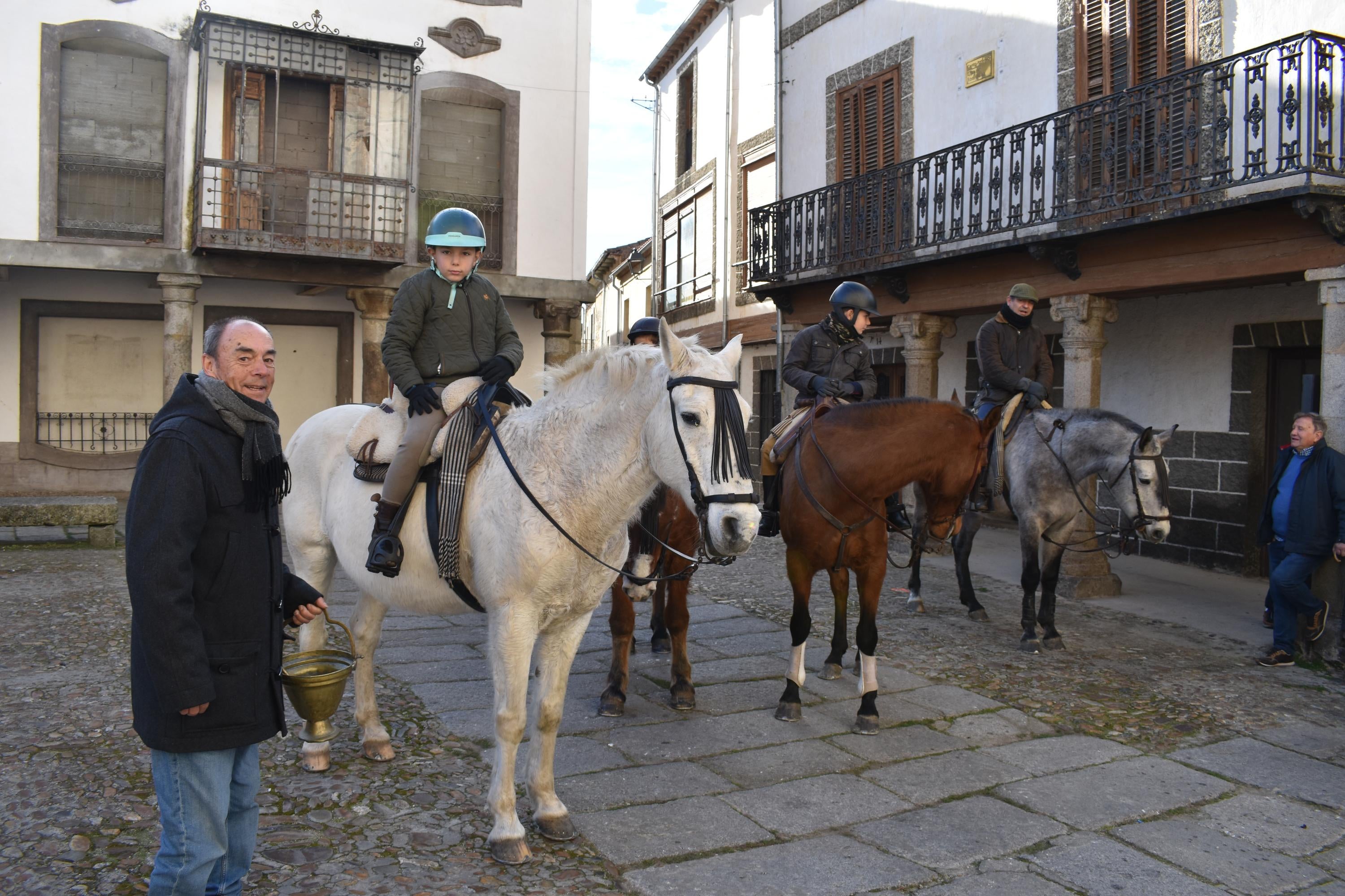 Gallos por 53 euros o una garrafa de aceite por 59: así ha sido la subasta de San Antón en Ledesma