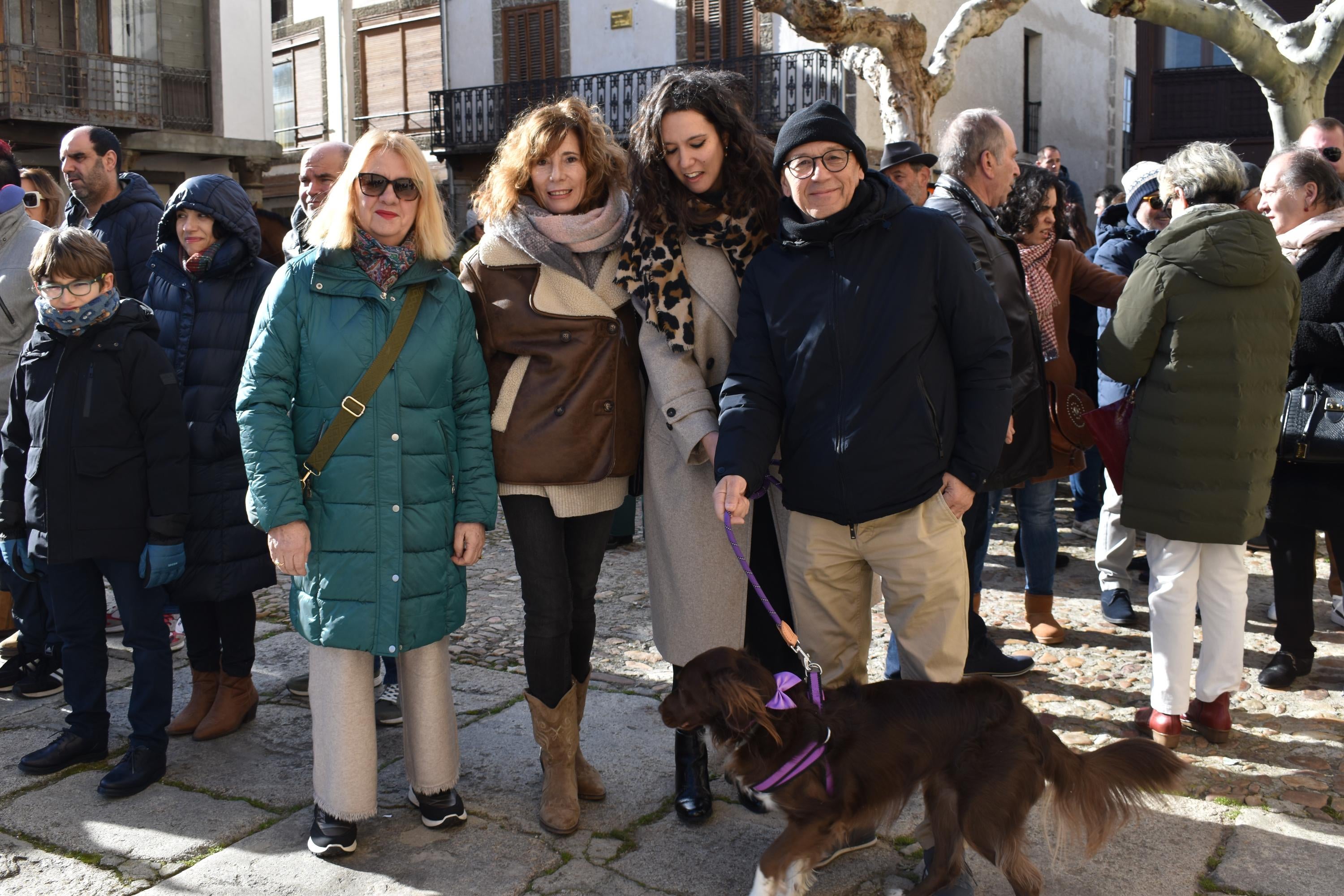 Gallos por 53 euros o una garrafa de aceite por 59: así ha sido la subasta de San Antón en Ledesma