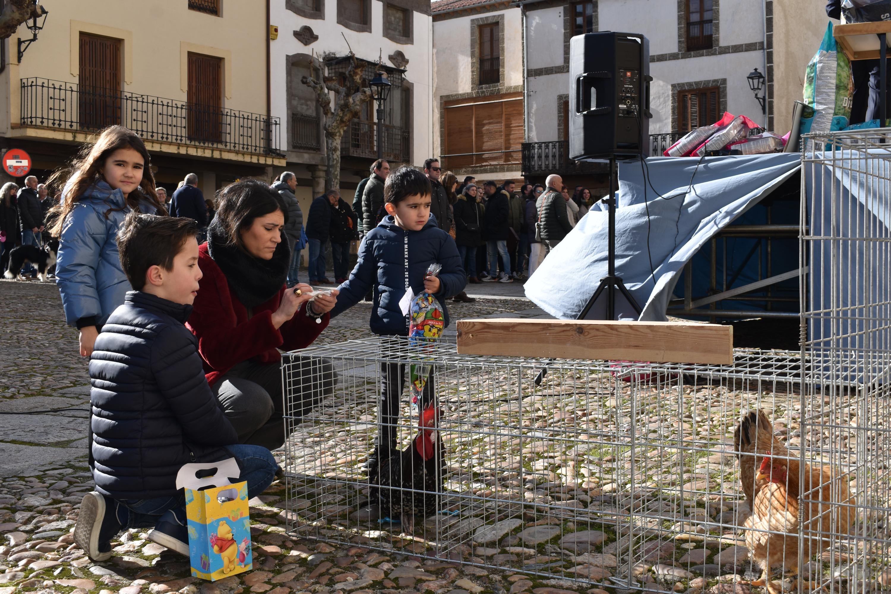 Gallos por 53 euros o una garrafa de aceite por 59: así ha sido la subasta de San Antón en Ledesma