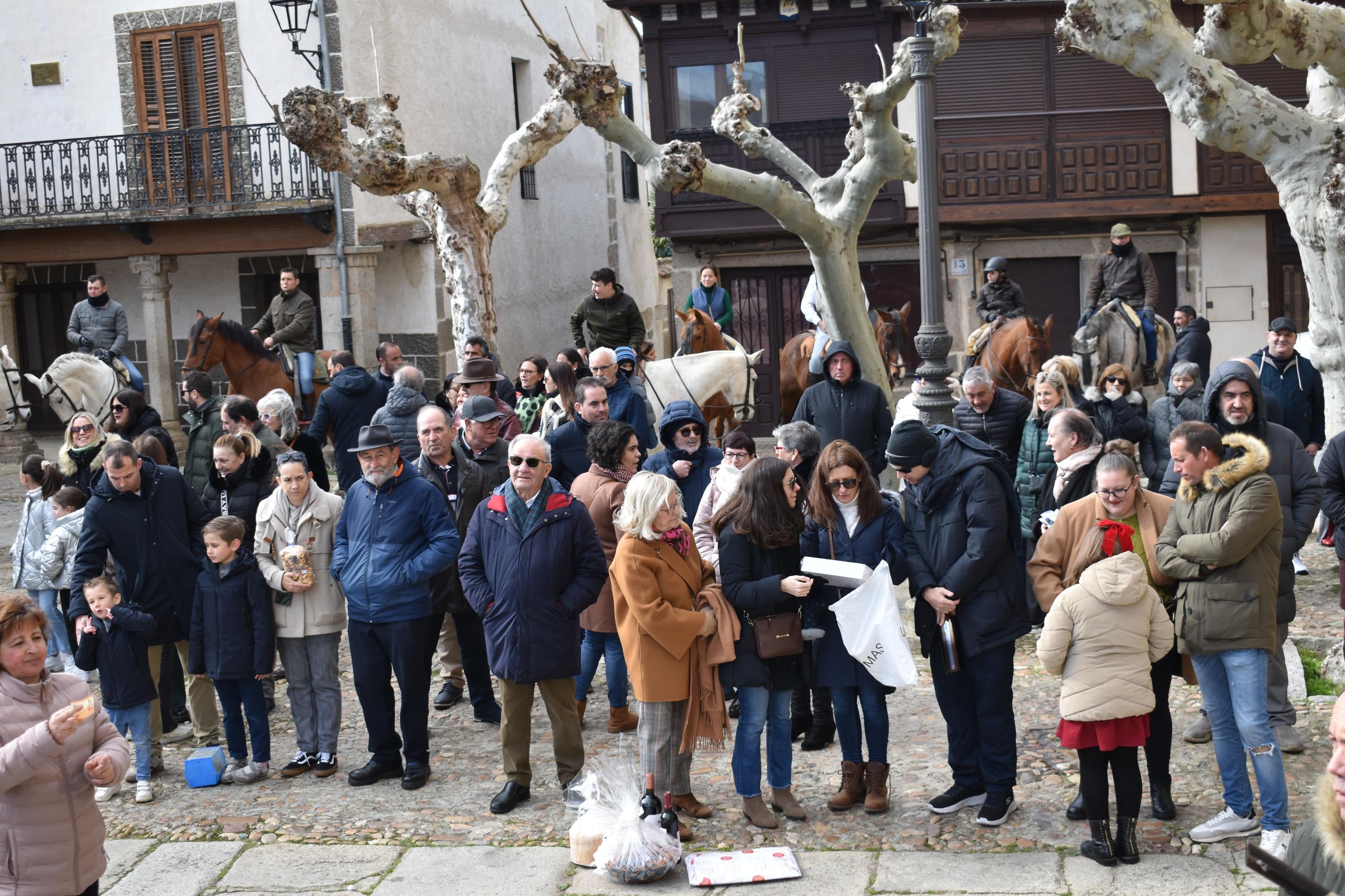 Gallos por 53 euros o una garrafa de aceite por 59: así ha sido la subasta de San Antón en Ledesma