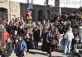 Imagen de la procesión con la imagen de San Antón llegando a la zona de la muralla en Béjar