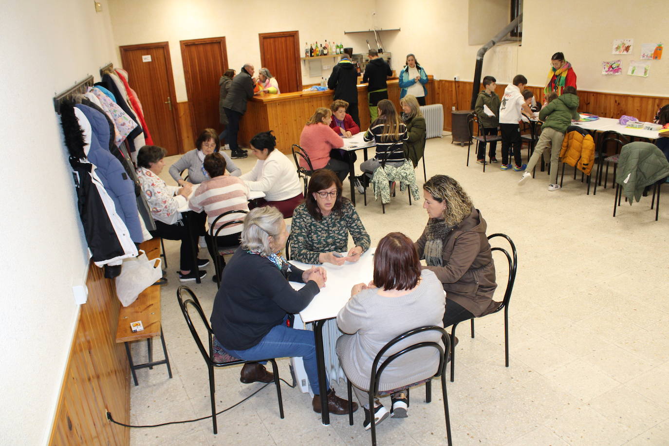 Niños y mayores disfrutan del final festivo en Fresnedoso