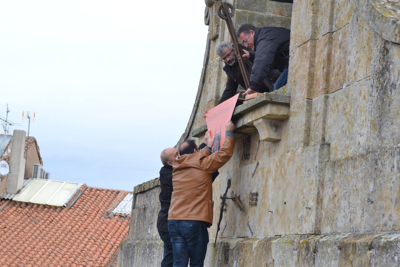 Ciudad Rodrigo luce el pañuelo anunciador del Carnaval