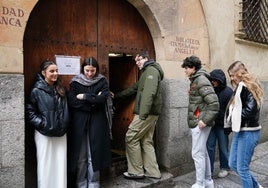 Estudiantes universitarios entran a la biblioteca de Santa María de los Ángeles, en Libreros.