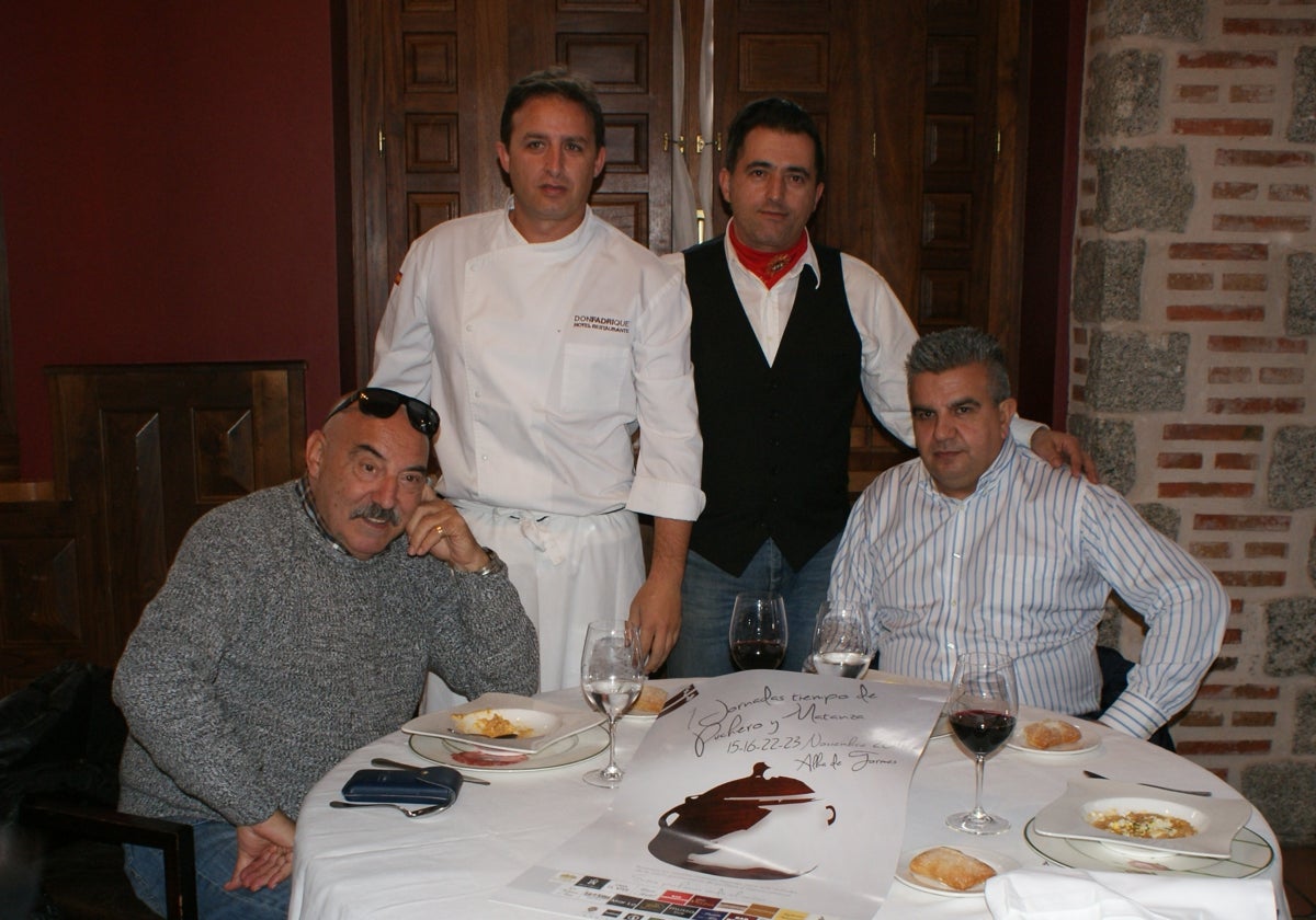 Ramos Marcos y Sánchez Regidor, sentados, en unas jornadas gastronómicas en Alba de Tormes.