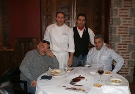 Ramos Marcos y Sánchez Regidor, sentados, en unas jornadas gastronómicas en Alba de Tormes.