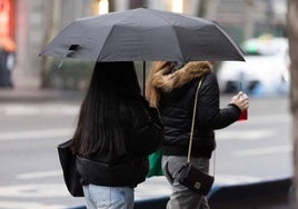 Personas con paraguas bajo la lluvia durante la llegada de la borrasca.