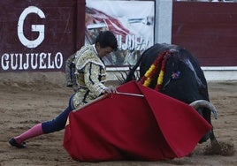 Poderoso y templado inicio de faena con la pierna flexionada de El Capea en el inicio de un faena en el coso chacinero.