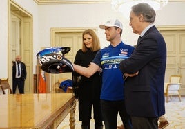 Santolino muestra su casco a Almudena Parres y Carlos Carbayo.