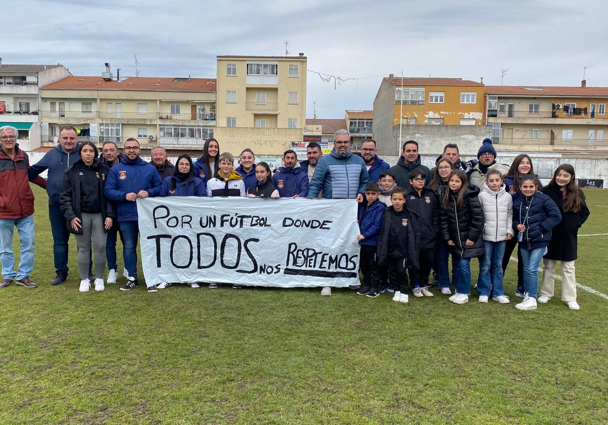 Miembros del Ciudad Rodrigo portan una pancarta sobre el respeto en el fútbol antes del partido del primer equipo mirobrigense.