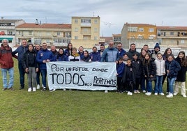 Miembros del Ciudad Rodrigo portan una pancarta sobre el respeto en el fútbol antes del partido del primer equipo mirobrigense.