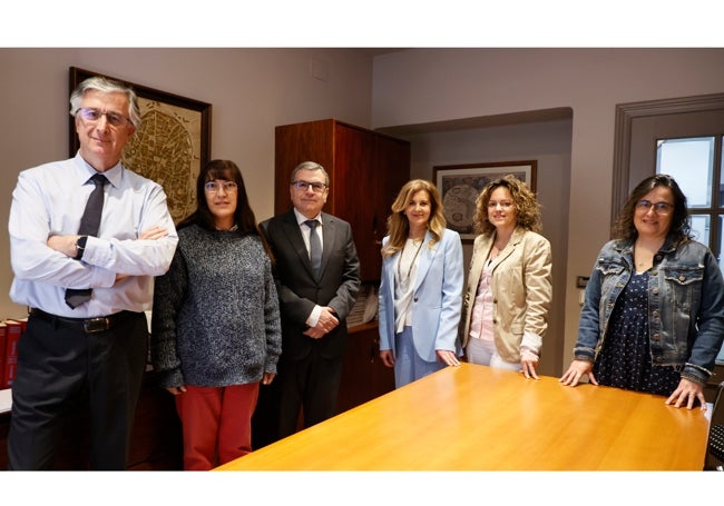 Víctor Martín e Ignacio de la Cueva junto al resto de profesionales de la Asesoría.