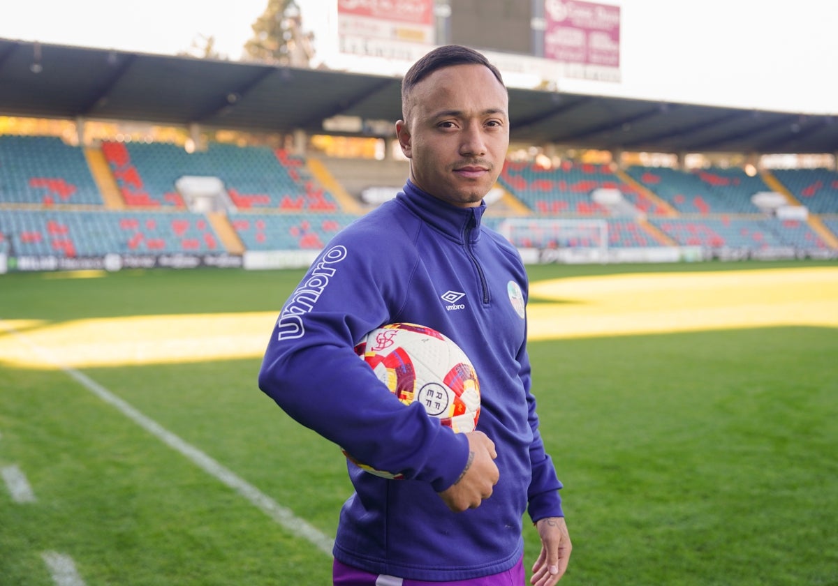 Juancho, delantero del Salamanca UDS, posa con el esférico en el estadio Helmántico.