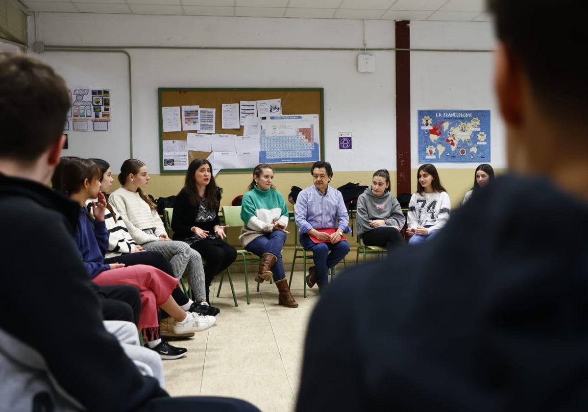 Imagen principal - La concejala de Familia e Igualdad de Oportunidades, Miryam Rodríguez y el psicólogo Hilario Garrudo durante la presentación de los talleres.